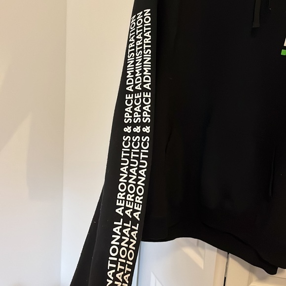 BLACK NASA HOODIE WITH MULTI COLORED DETAILS - Picture 4 of 5